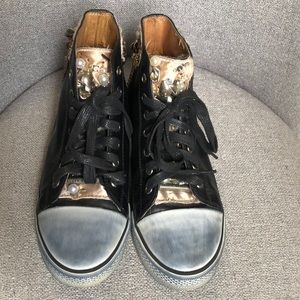 Black high tops sneakers